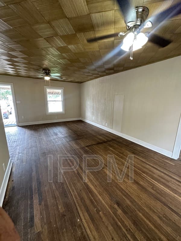 Harlingen House: 501 W Pierce Ave