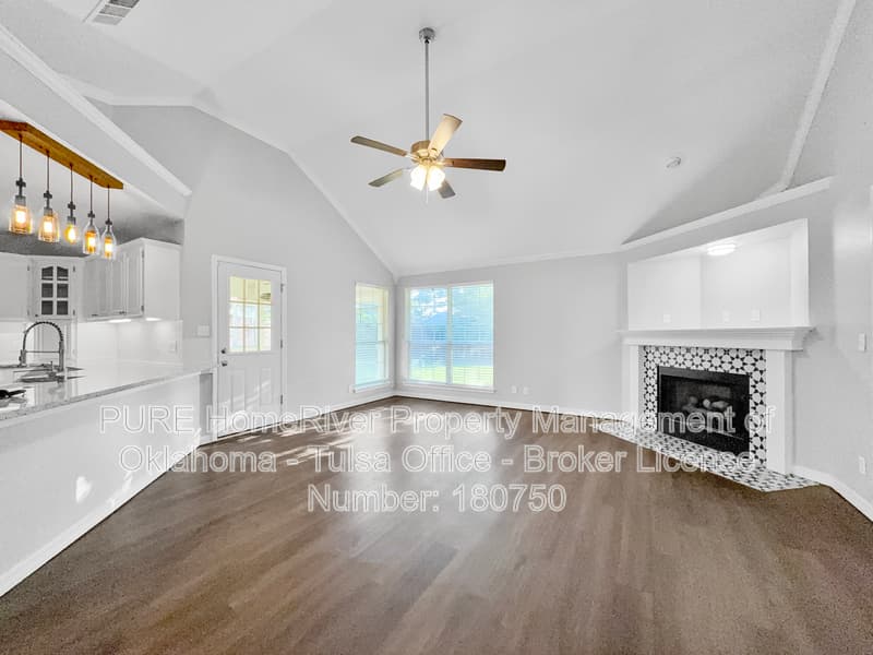Collinsville House: 10736 E 120th St N
