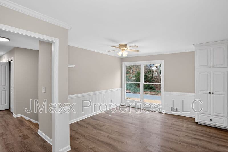 Roswell House: 3445 Johnson Ferry Rd NE