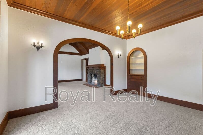 Honolulu House: 2910 Nanihale Place