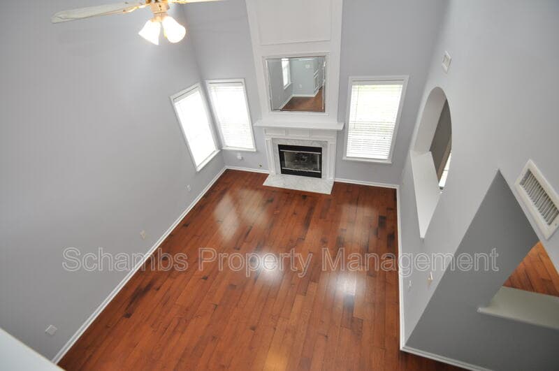 Apex House: 806 Brickstone Dr