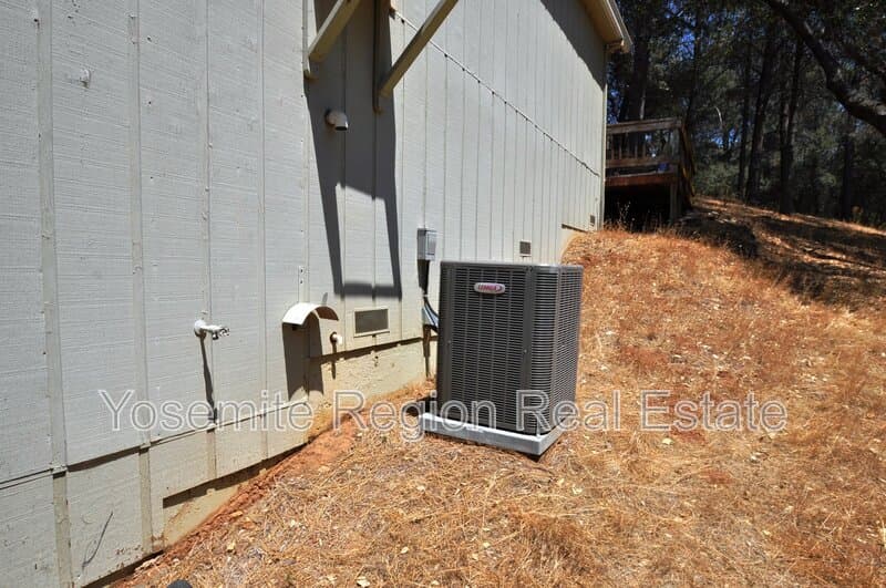 Groveland House: 20415 Pine Mountain Drive