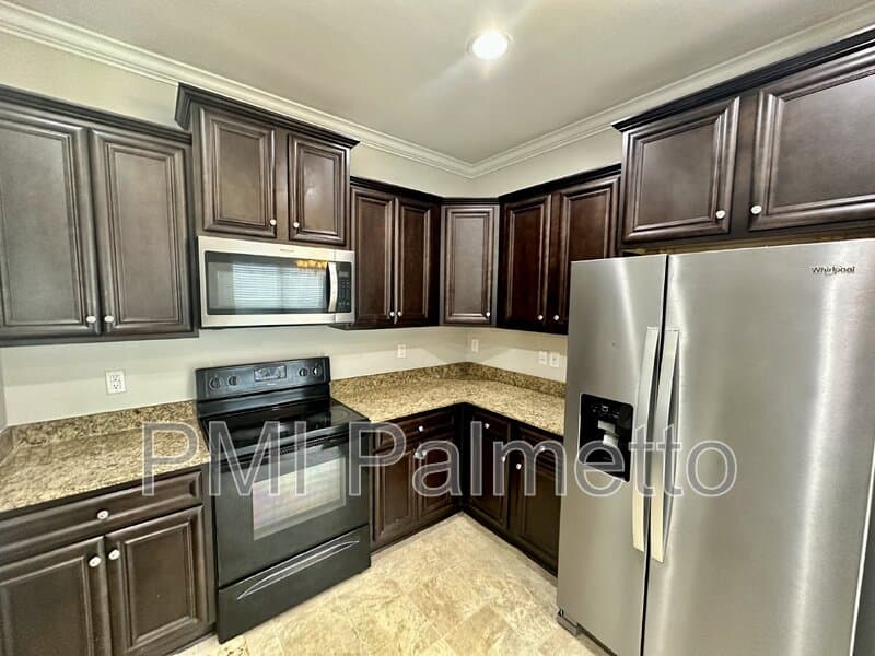 Elgin House: 423 Easy Goer Ct
