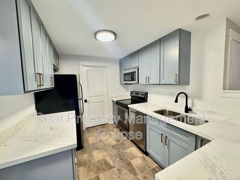 Kirkland House: 746 Kirkland Circle F102