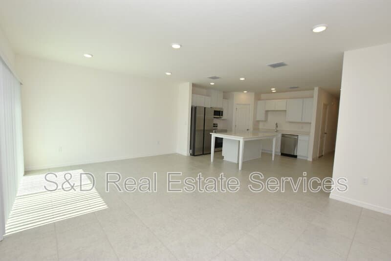 Lakeland House: 3913 Academia Ave.