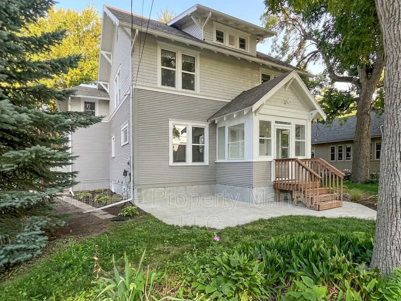 Albert Lea House: 711 Clausen Avenue