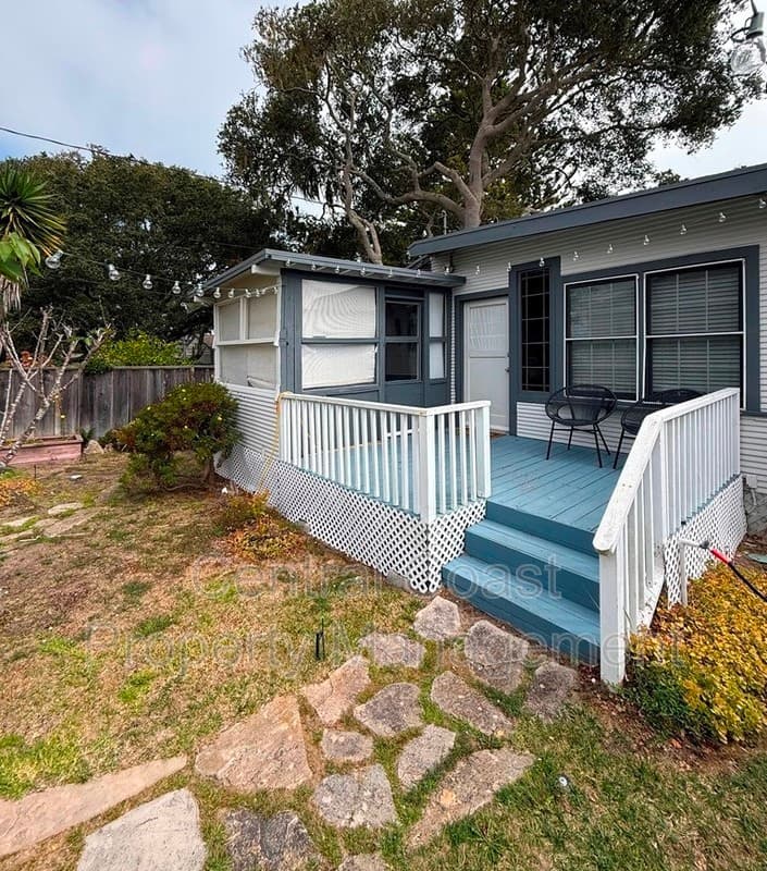 Pacific Grove House: 622 Congress Ave