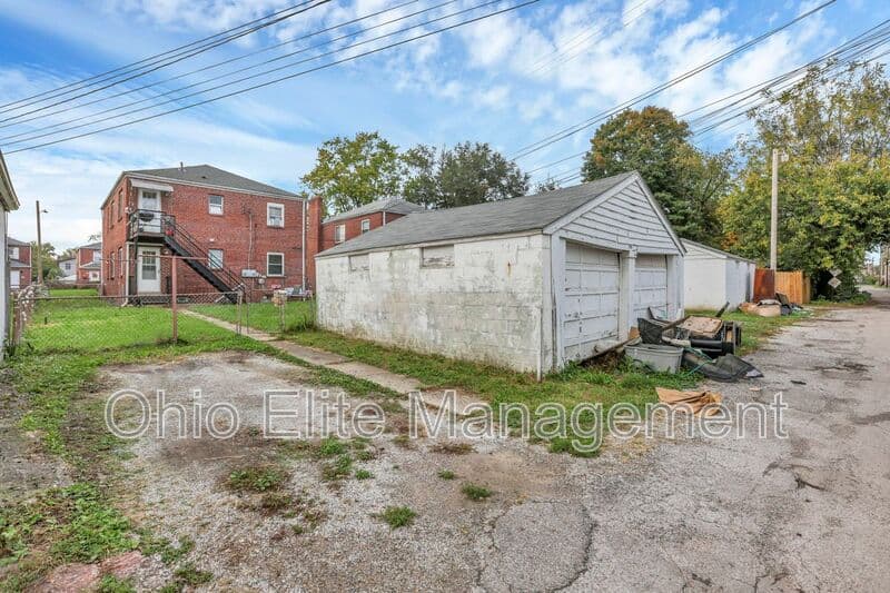 Columbus House: 370 S Chase Ave