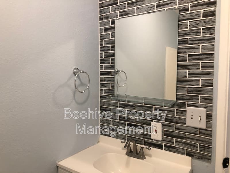 Mesa House: 149 N Phyllis