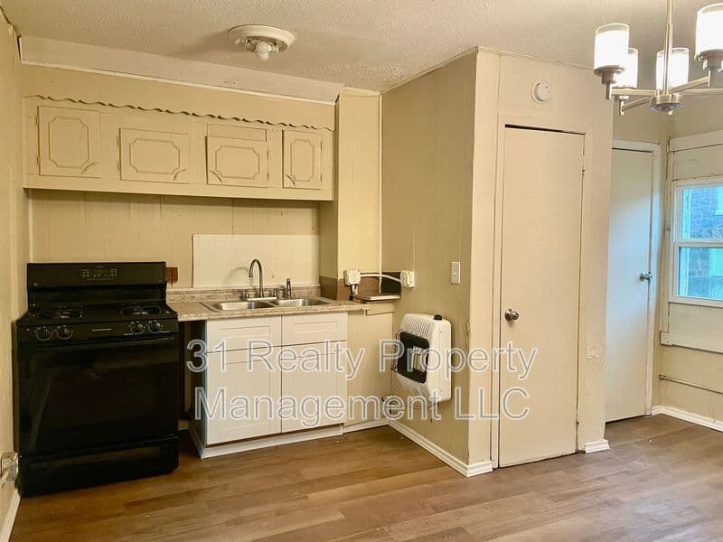 Denison Condo: 2711 W Walker Street