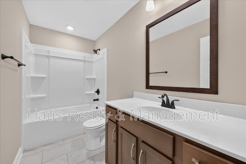 Clarksville House: 1280 Cardinal Creek Drive