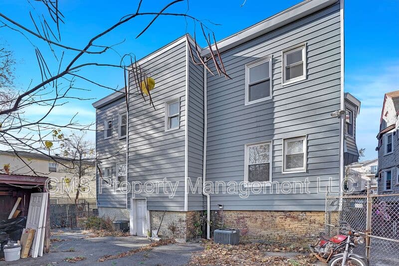 Newark Condo: 142-144 Seymour Ave