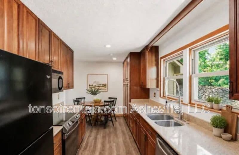Hendersonville House: 207 Wood Dale Drive