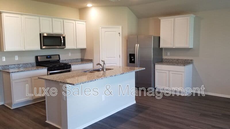 Bartlesville House: 3206 Roman Circle