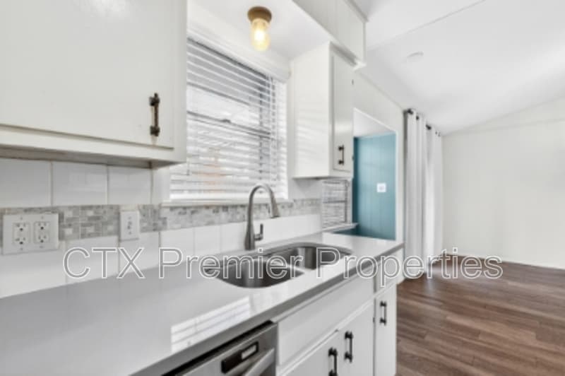Austin House: 8408 Maine Drive