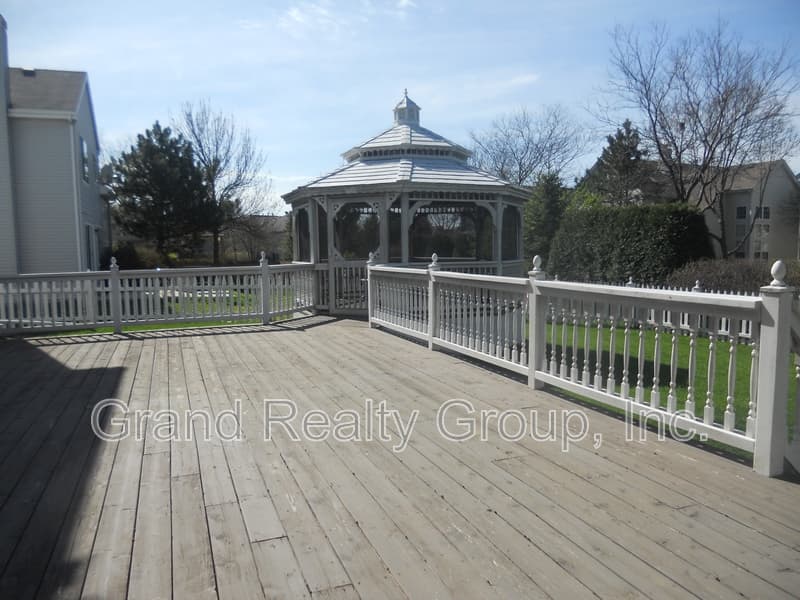 Grayslake House: 217 Lexington Court