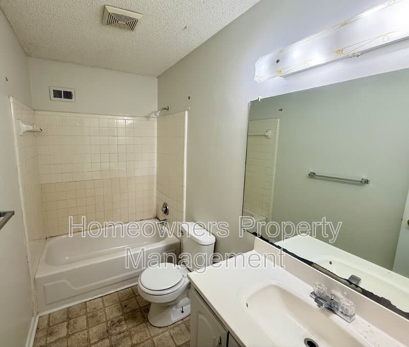 Fayetteville House: 599 Winding Creek Rd