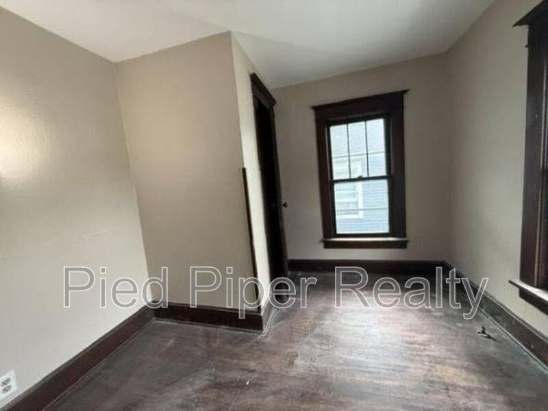 Freeport House: 905 S State Ave