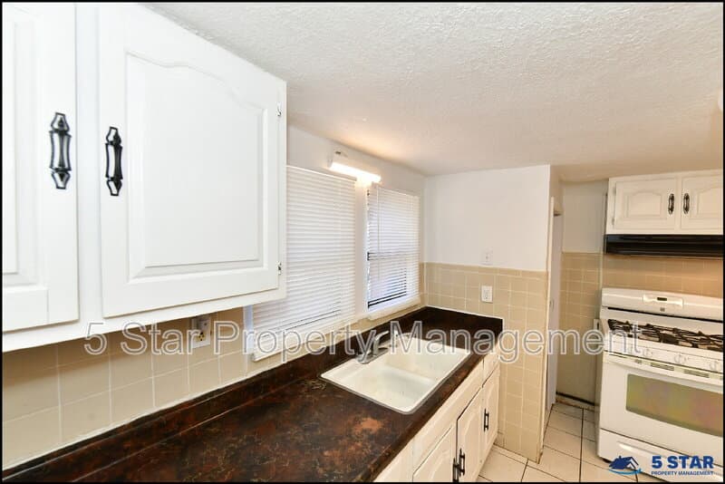 El Paso House: 7817 West Dr