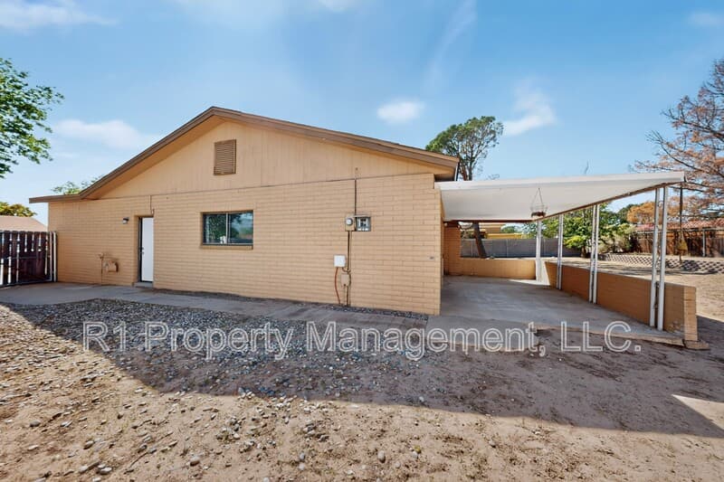 Rio Rancho House: 209 Villa Verde Drive Southeast