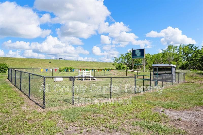 Lockhart House: 4889 North Hwy #183