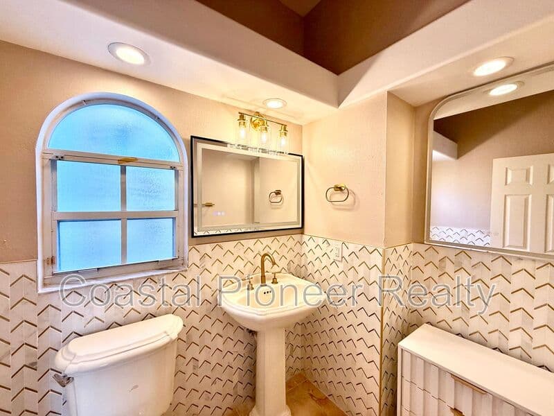 Largo House: 10334 Longwood Dr