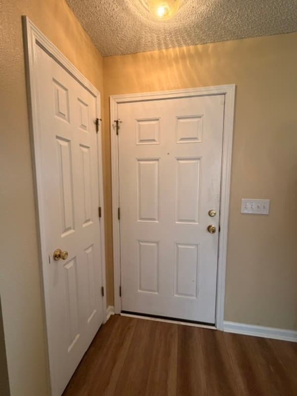 Columbia House: 25 Willow Hurst Court