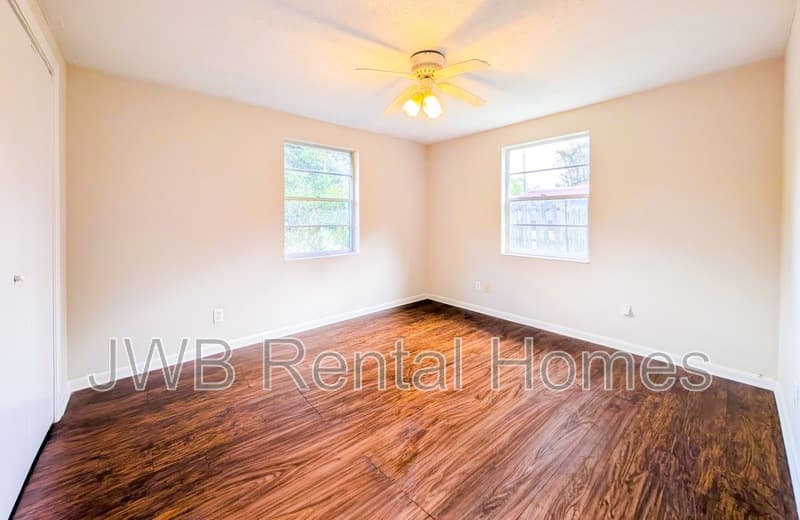 Jacksonville House: 5742 Newberg Ln