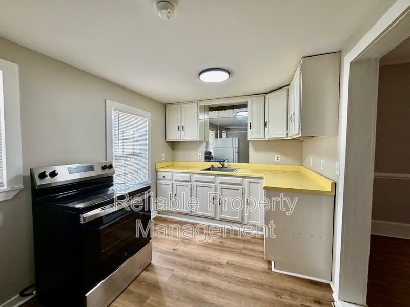 Clayton House: 525 E Main St