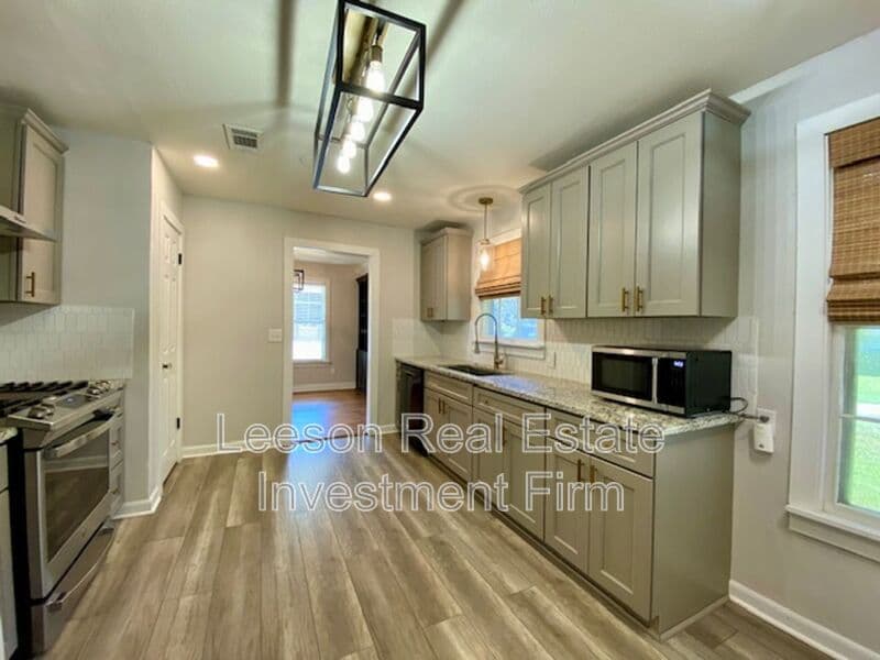 Shreveport House: 3792 Greenway Pl.