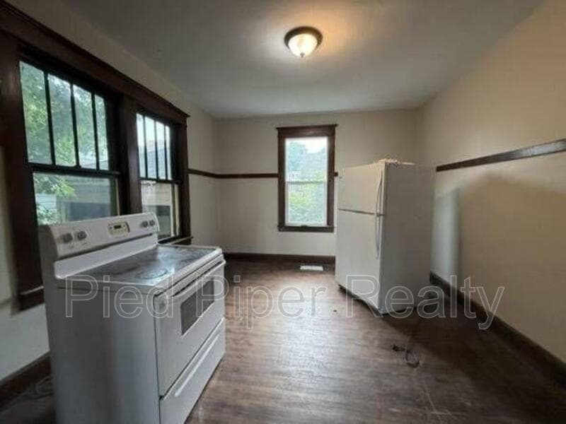 Freeport House: 905 S State Ave