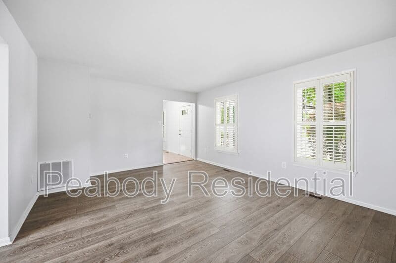 Great Falls House: 10609 Oxford Ct