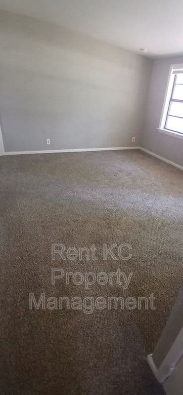 Independence House: 412 N Cochise Dr