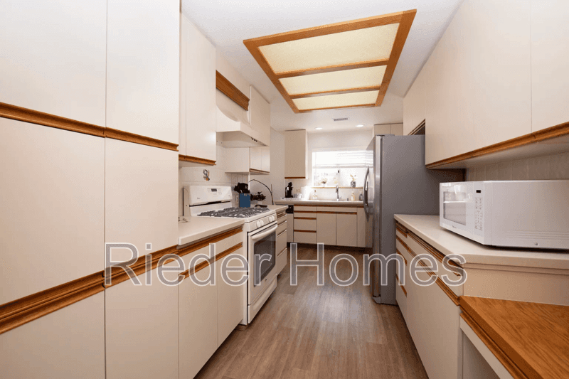 Oceanside House: 1606 Hackamore Rd