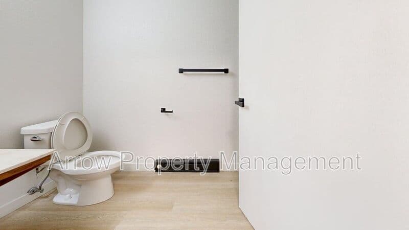 Bismarck House: 205 E Arbor-110G
