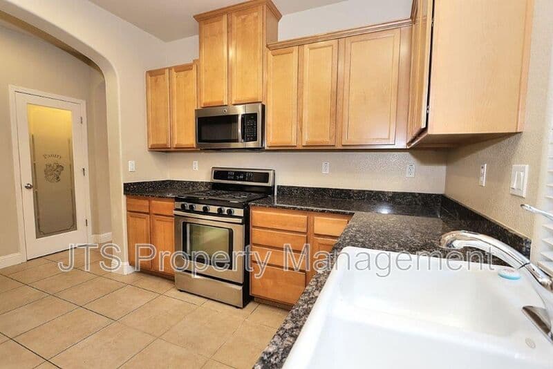 Orangevale House: 9041 Crescenda Lane