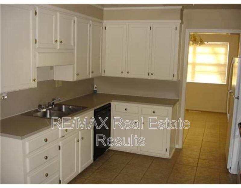 Bentonville House: 2406 SE 15th St
