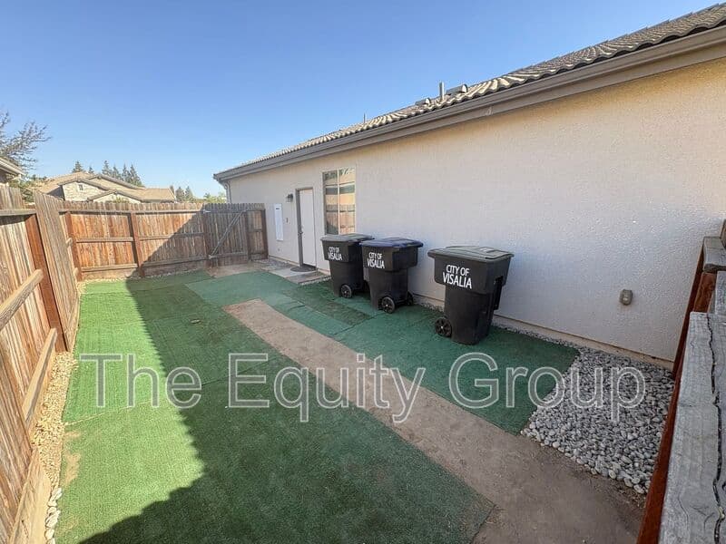 Visalia House: 3215 S Meadowbrook St