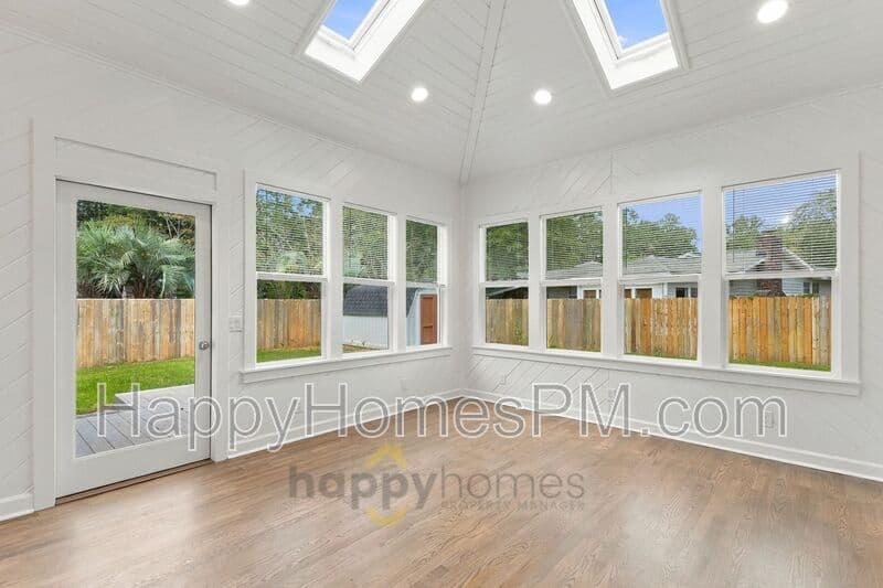 Summerville House: 111 Flicker Lane