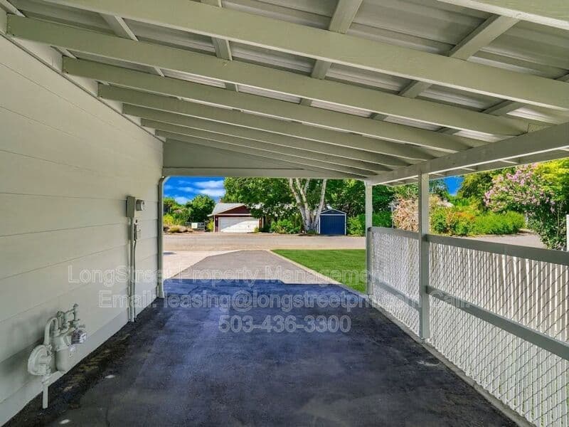 Beavercreek House: 22032 S Dans Ave