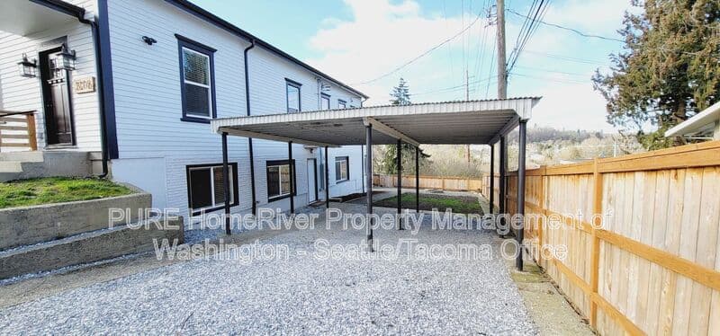 Tacoma Condo: 3216 E Roosevelt Ave