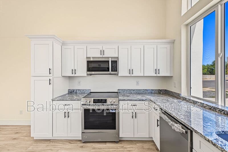 Buckeye Condo: 212 2nd Ave E