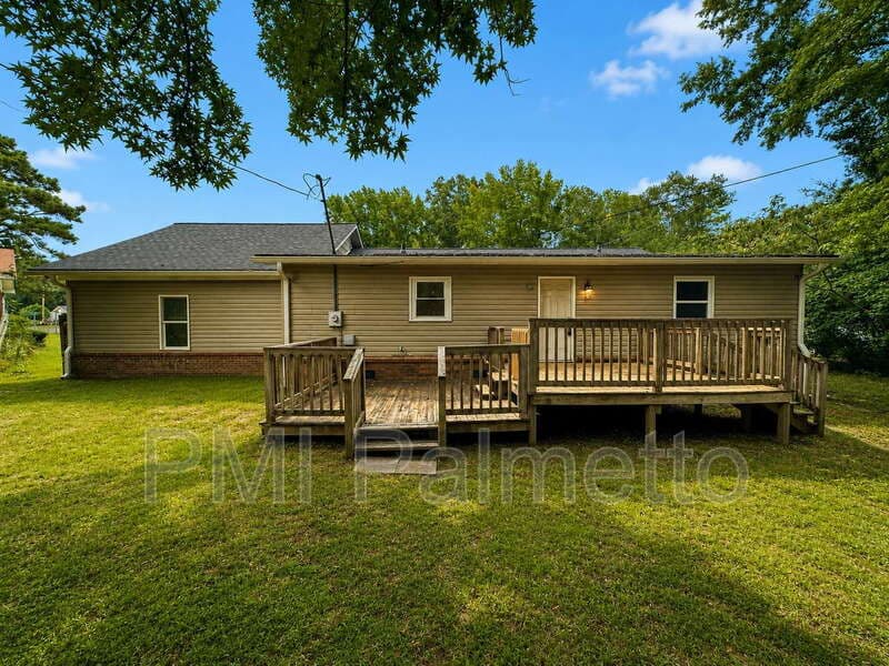 Camden House: 948 Wateree Blvd