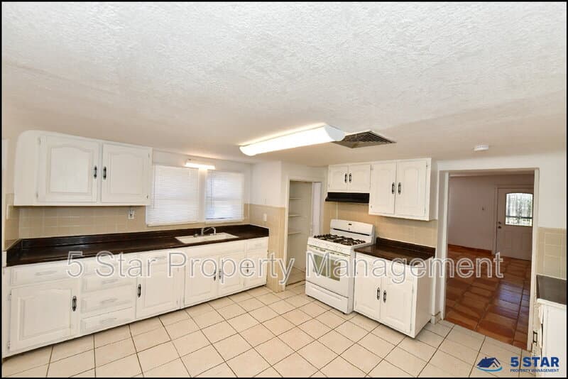El Paso House: 7817 West Dr