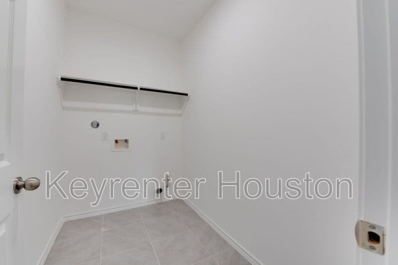 Houston House: 8203 Woodlyn Rd