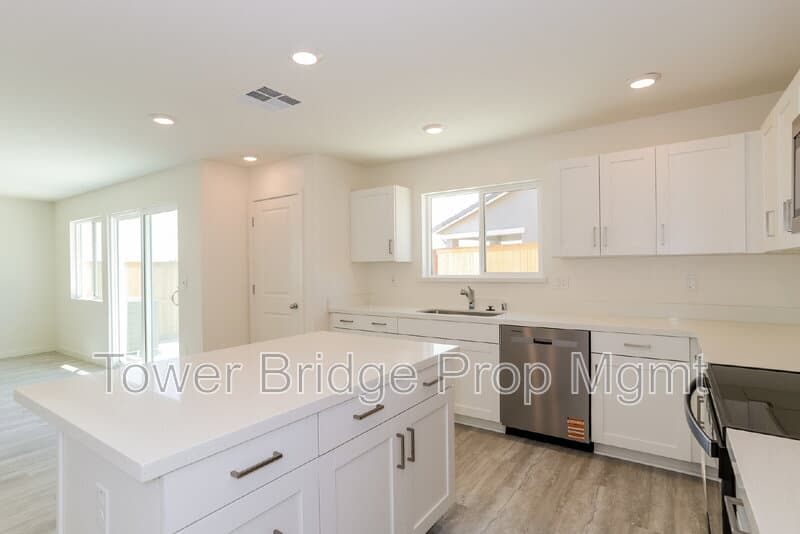 Roseville House: 2033 Blue Star Drive
