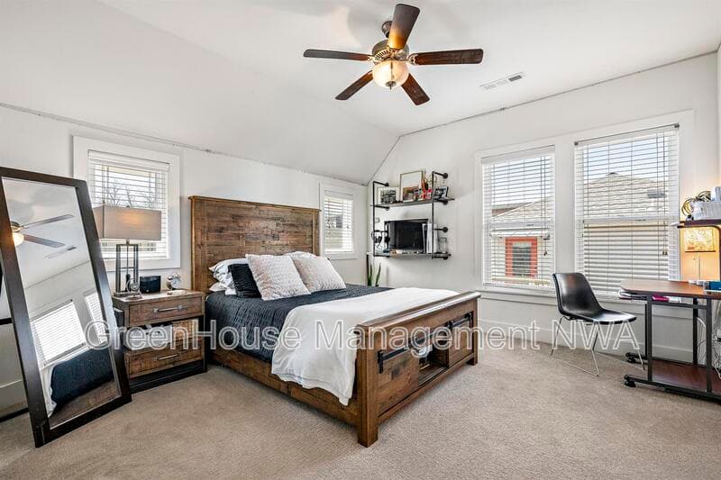 Bentonville House: 636 SW B ST