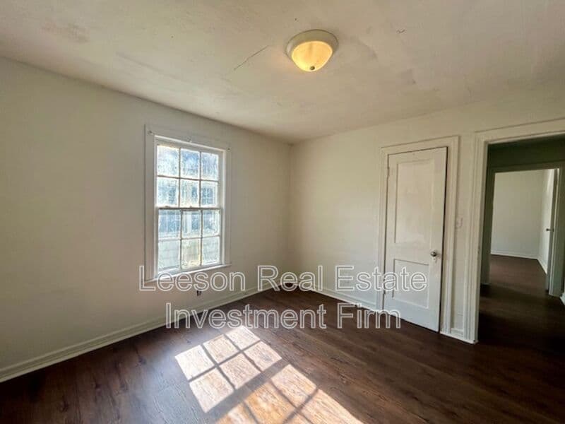 Shreveport House: 318 W 68TH ST