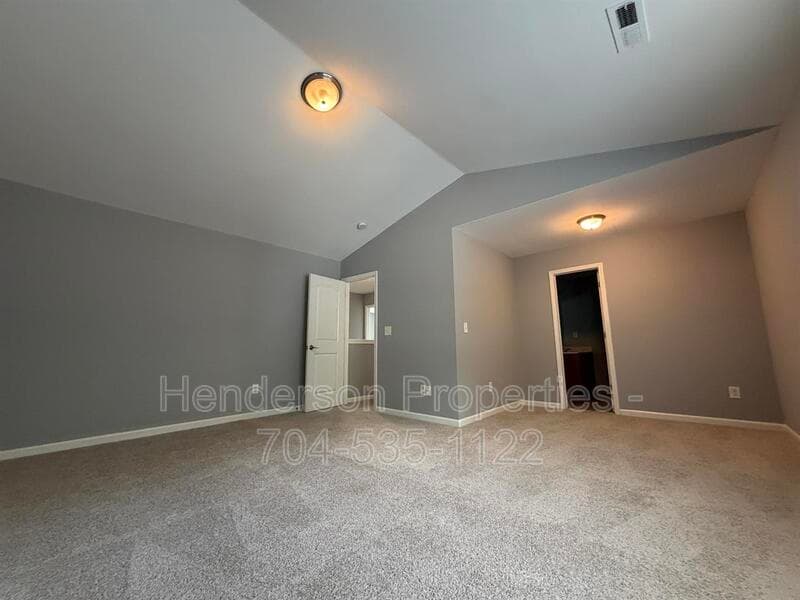 Charlottte House: 9025 Sharpes Cir