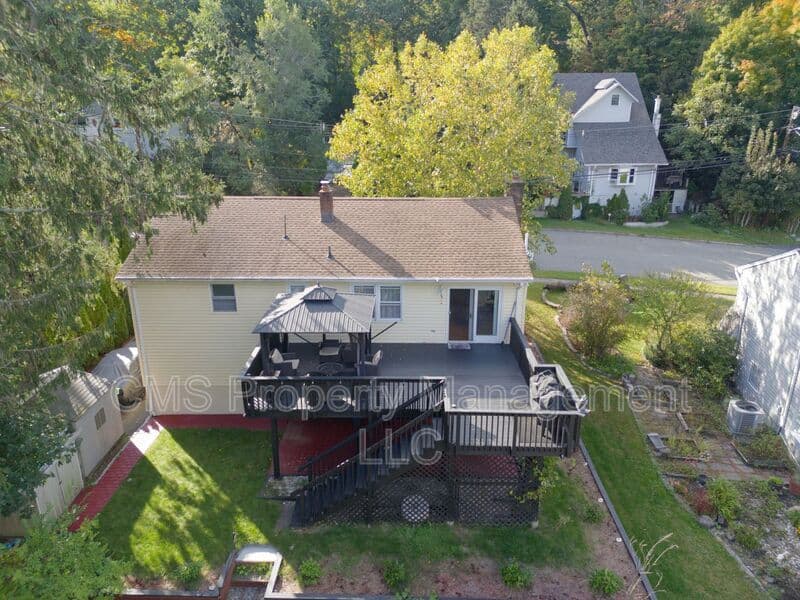 Bloomingdale House: 128 Reeve Ave